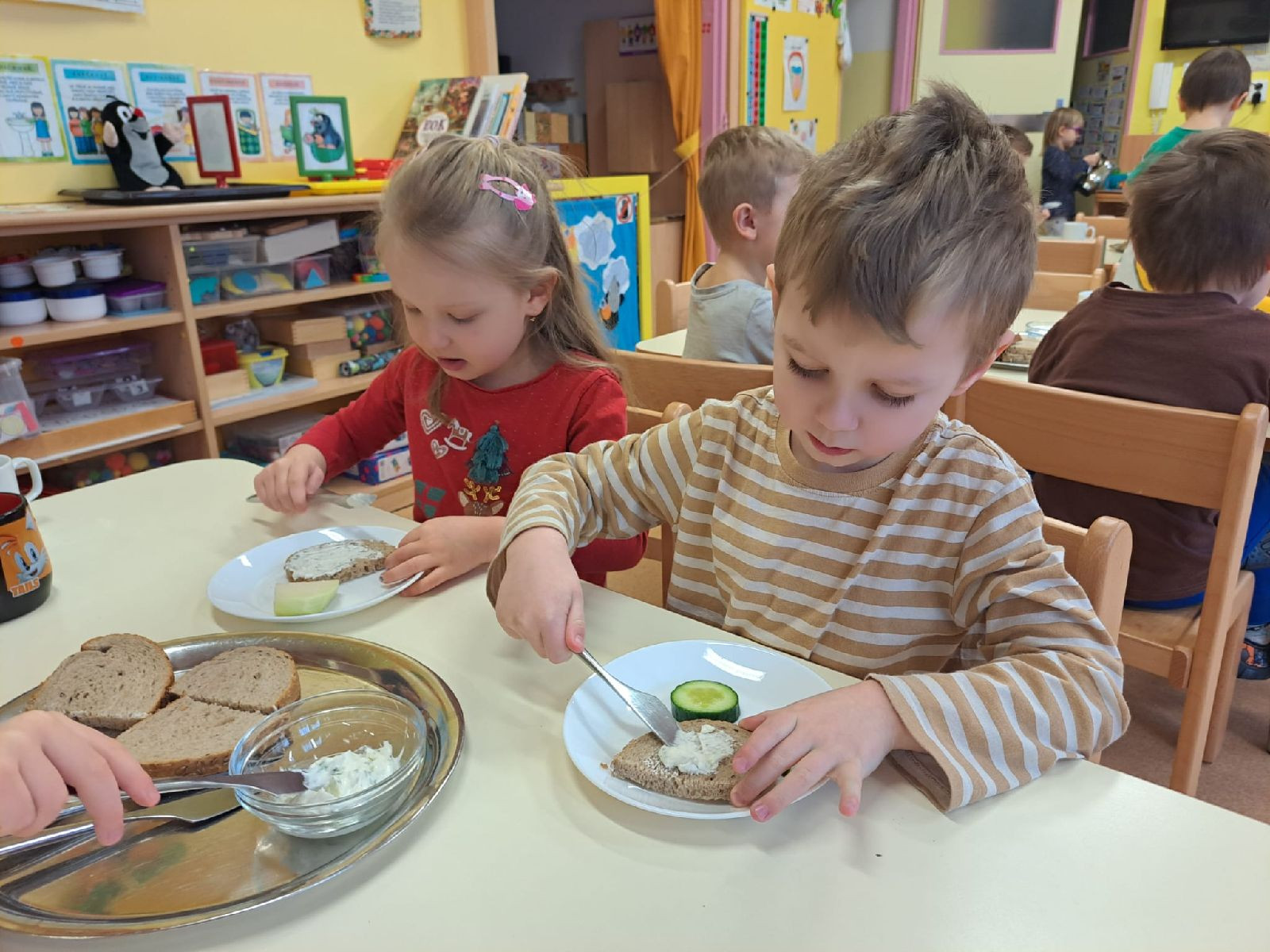 obrázek zpráva Děti z FK si připravují svačinku dle své chuti